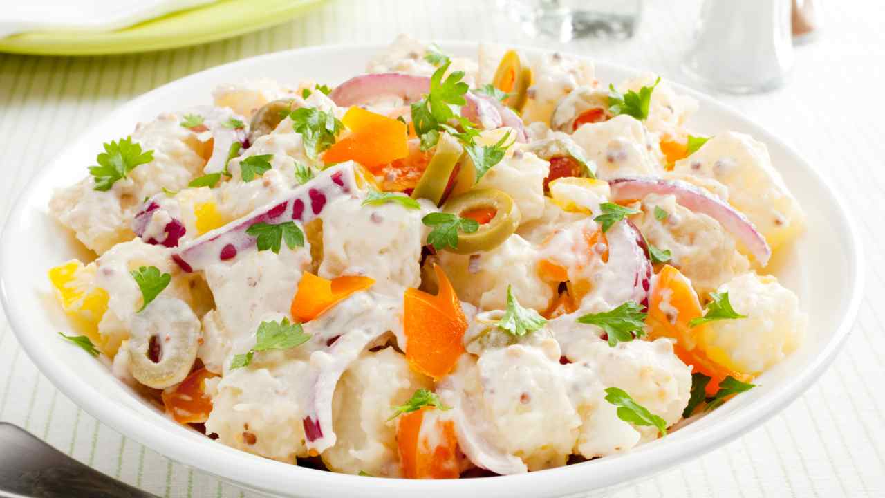 Insalata di patate carote e verdure con yogurt - Ricettasprint.it