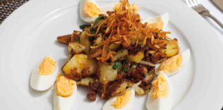 Insalata di patate, tonno e uova sode é un piatto semplice ma completo, perfetto per quando si ha voglia di qualcosa di leggero ma nutriente. ricettasprint.it
