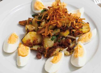 Insalata di patate, tonno e uova sode é un piatto semplice ma completo, perfetto per quando si ha voglia di qualcosa di leggero ma nutriente. ricettasprint.it