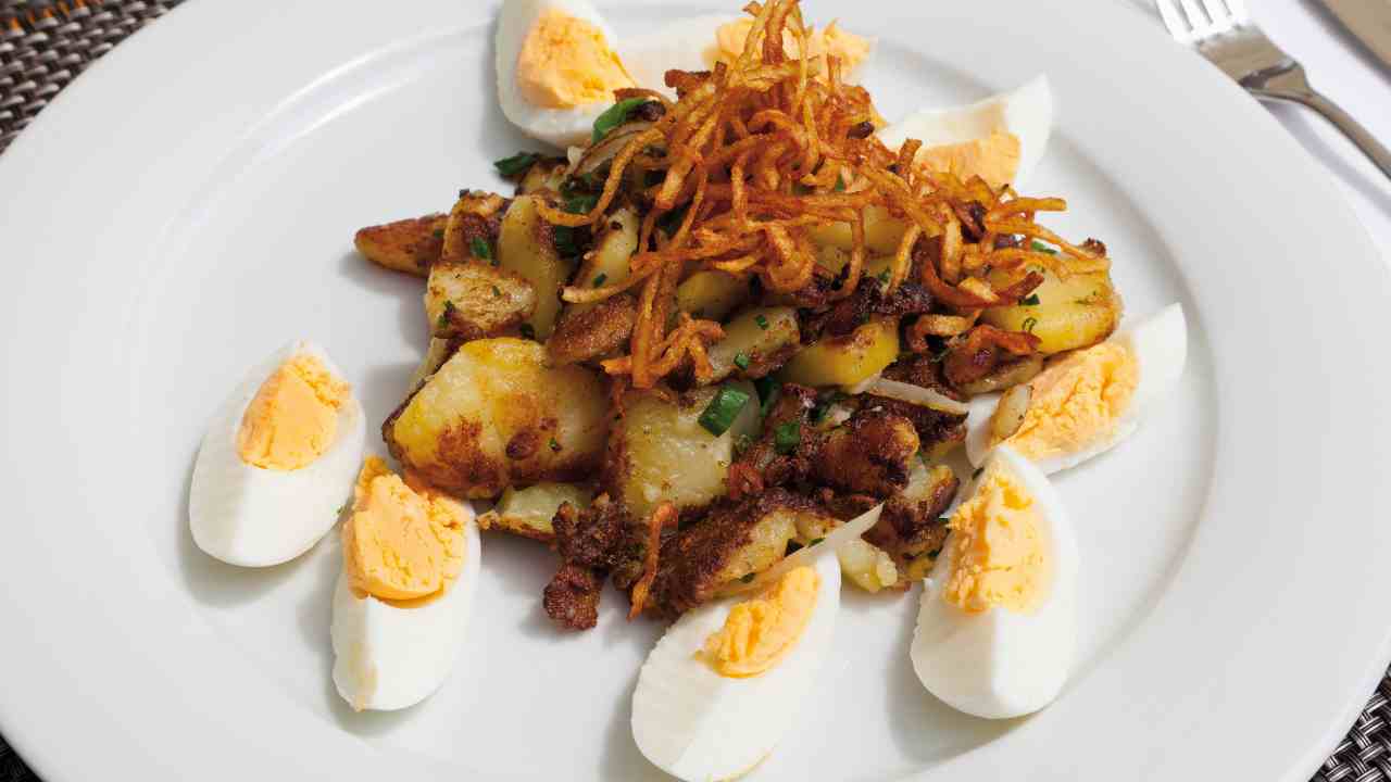 Insalata di patate, tonno e uova sode é un piatto semplice ma completo, perfetto per quando si ha voglia di qualcosa di leggero ma nutriente. ricettasprint.it