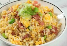 Hai presente la simmenthal? L’ho tuffata nel riso all’insalata insieme alle uova sode è un piatto da spiaggia pazzesco Insalata di riso con uova sode e simmenthal