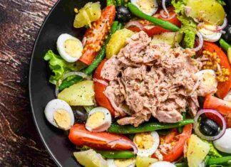 Insalatona con uova patate e pomodori - Ricettasprint.it