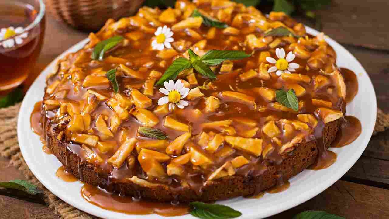 La classica torta di mele, nelle mie mani, ha un qualcosa in più. Caramello salato, una passione pura e ci sta su tutto. Guarda un po' qui. Ti racconto come è iniziata.ricettasprint.it
