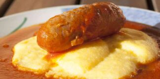La polenta morbida con sugo di pomodoro e salsiccia è un piatto che sa di inverno, di giornate fredde e di tavolate chiassose. ricettasprint.it