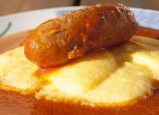 La polenta morbida con sugo di pomodoro e salsiccia è un piatto che sa di inverno, di giornate fredde e di tavolate chiassose. ricettasprint.it