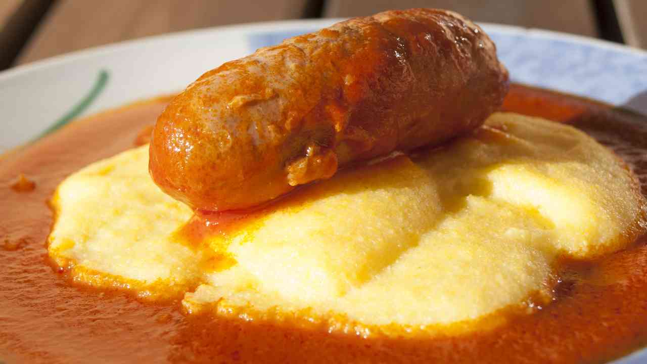La polenta morbida con sugo di pomodoro e salsiccia è un piatto che sa di inverno, di giornate fredde e di tavolate chiassose. ricettasprint.it