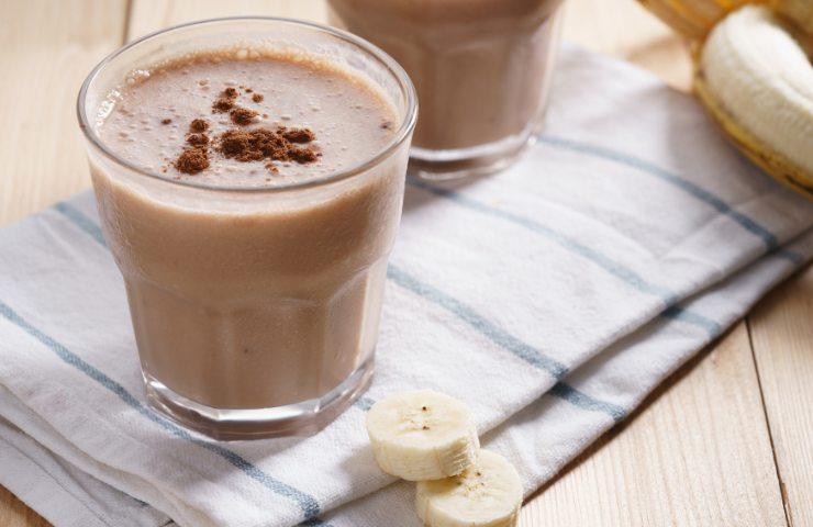 Due bicchieri di latte e cacao