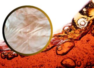 Un abito bianco macchiato e della Cola