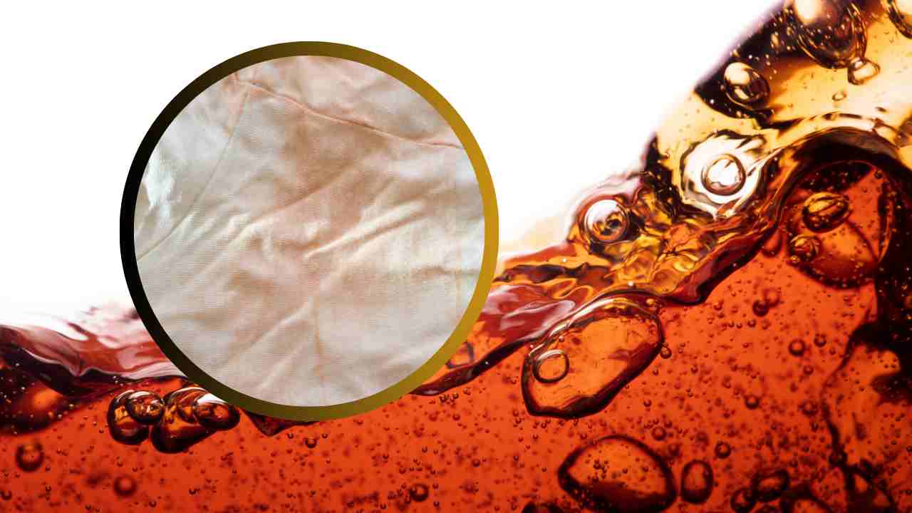 Un abito bianco macchiato e della Cola