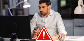Un uomo che mangia davanti al pc