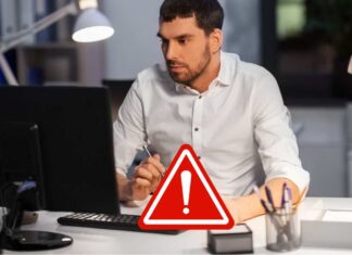 Un uomo che mangia davanti al pc