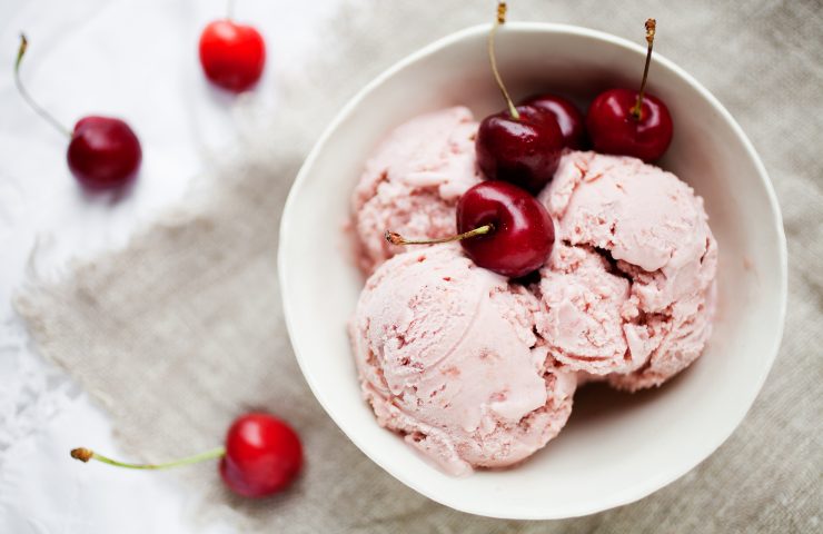 Un gelato alla frutta in una ciotola