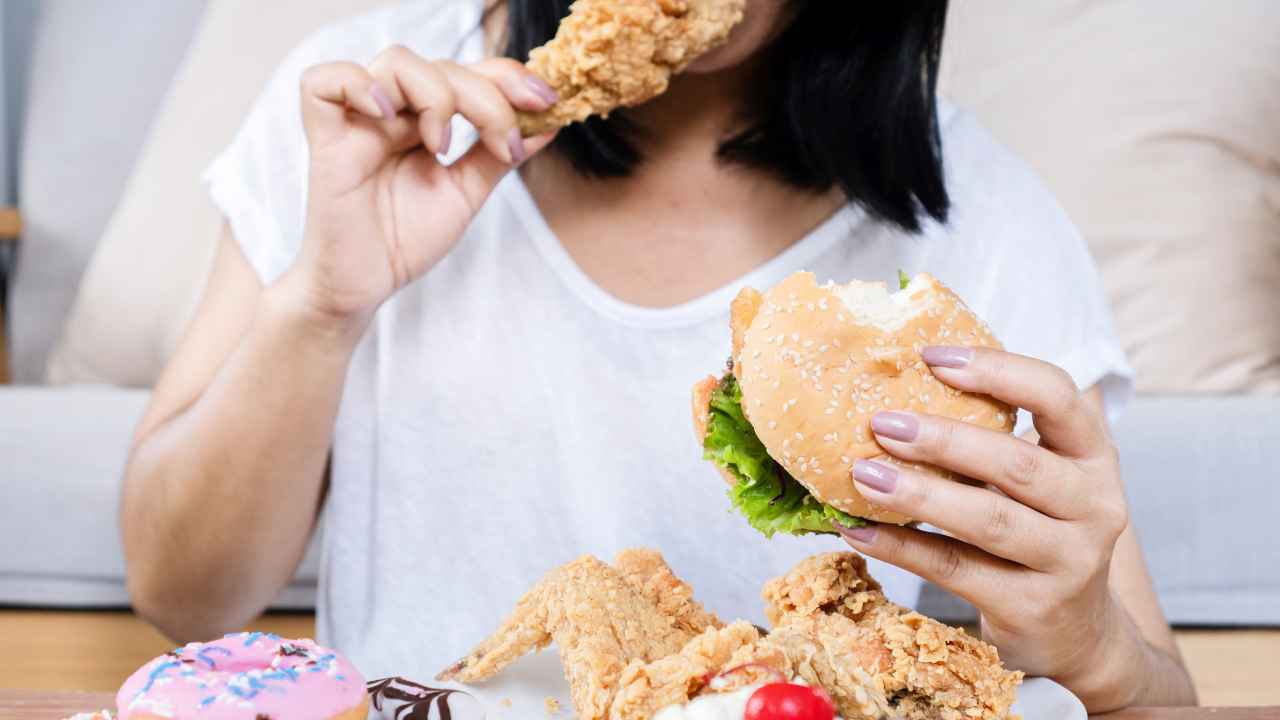 Mangiare in modo compulsivo mangiare senza fermarsi - RicettaSprint