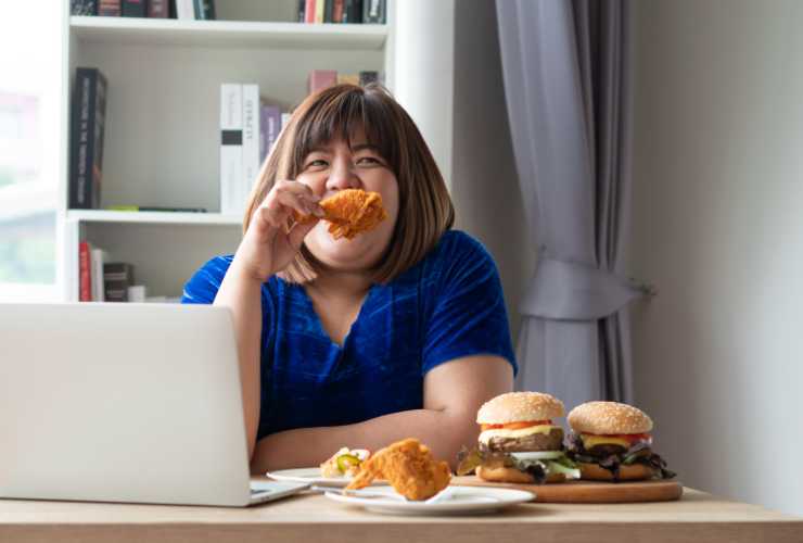 Mangiare in modo compulsivo mangiare senza fermarsi - RicettaSprint