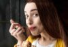 Una donna che mangia del gelato