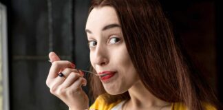 Una donna che mangia del gelato
