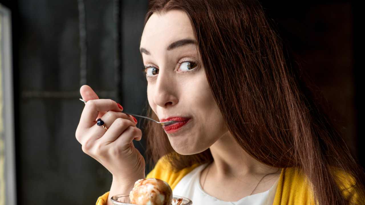 Una donna che mangia del gelato