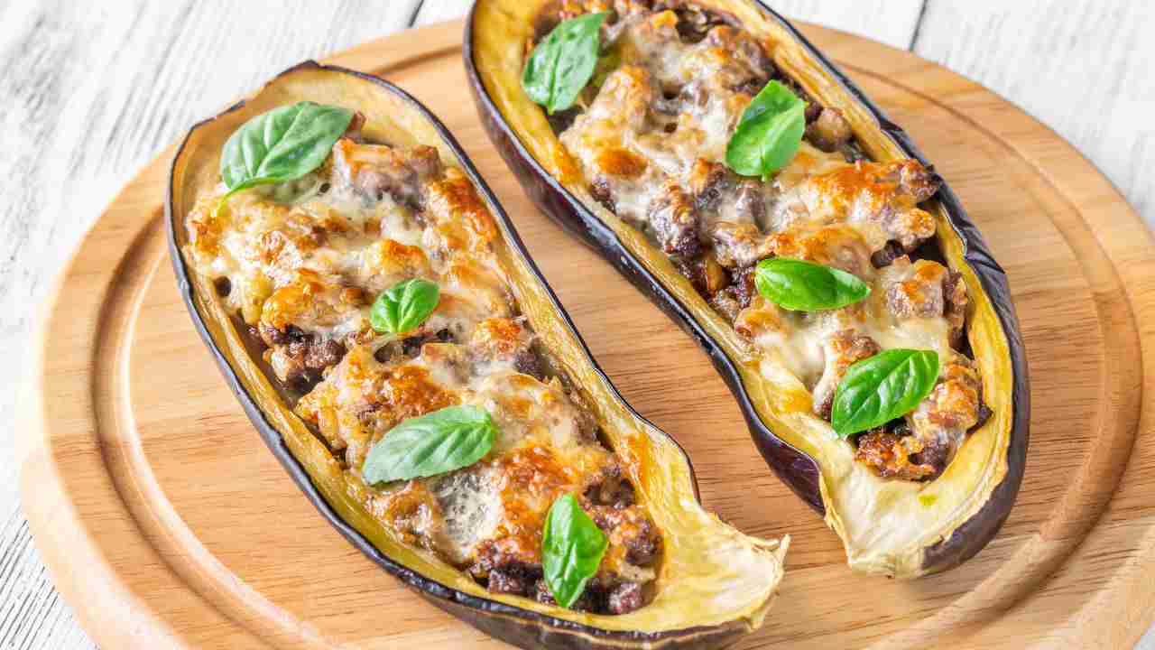 Melanzane ripiene con salsicce e scamorza