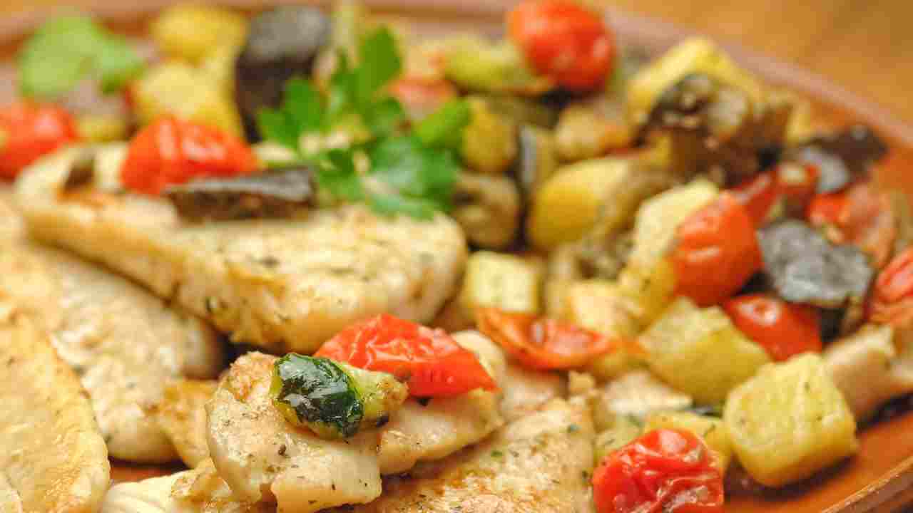 Merluzzo al forno con patate e pomodorini