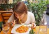 Una donna che mangia pace