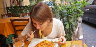 Una donna che mangia pace