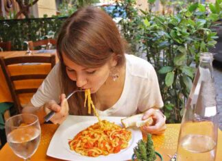 Una donna che mangia pace