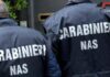 Dei carabinieri NAS in azione durante un sequestro alimentare