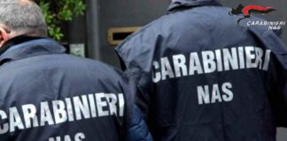 Dei carabinieri NAS in azione durante un sequestro alimentare