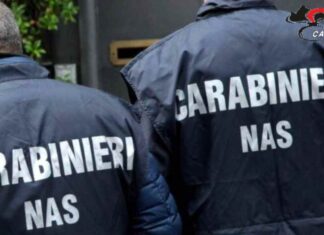 Dei carabinieri NAS in azione durante un sequestro alimentare