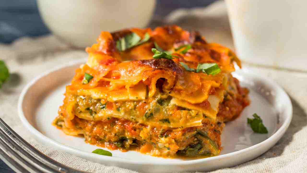 Oggi lasagne, ma dimentica la ricetta classica, io le preparo in bianco in questo modo. Le litigano tutti. Sono lasagne di verdure al pesto di rucola, fantastiche! ricettasprint.it
