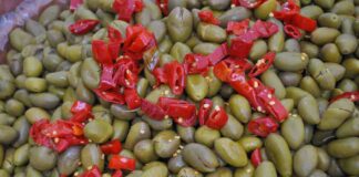 Olive schiacciate ricetta della nonna - Ricettasprint.it