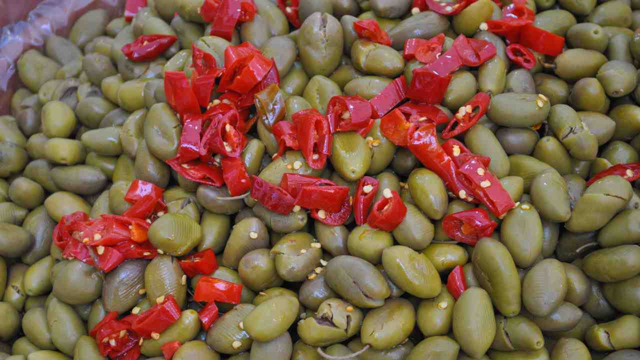 Olive schiacciate ricetta della nonna - Ricettasprint.it