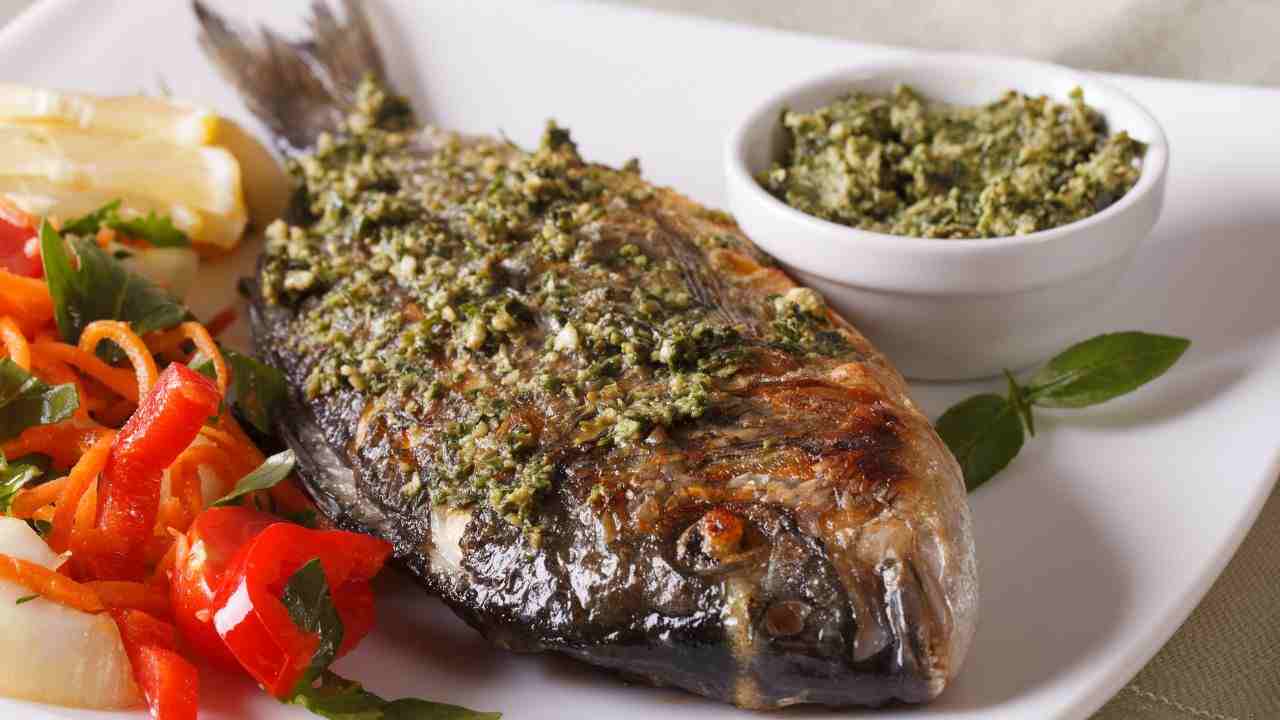 Orata al forno con pesto di capperi e limone