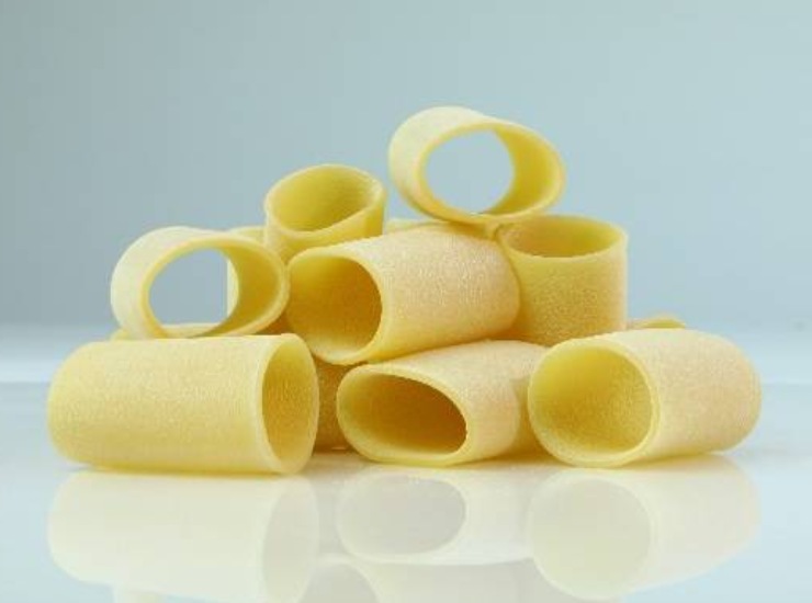 Paccheri alla peperonata con acciughe - Ricettasprint.it