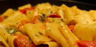 Paccheri alla peperonata con acciughe - Ricettasprint.it