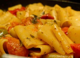 Paccheri alla peperonata con acciughe - Ricettasprint.it