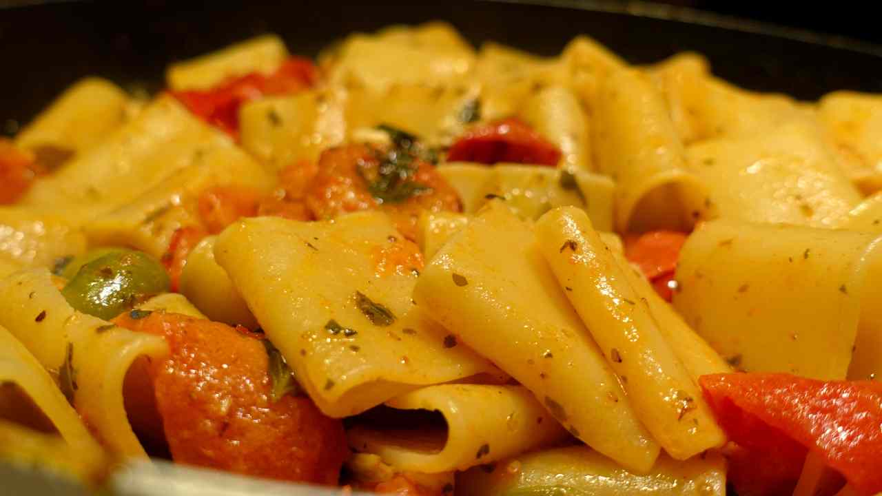Paccheri alla peperonata con acciughe - Ricettasprint.it