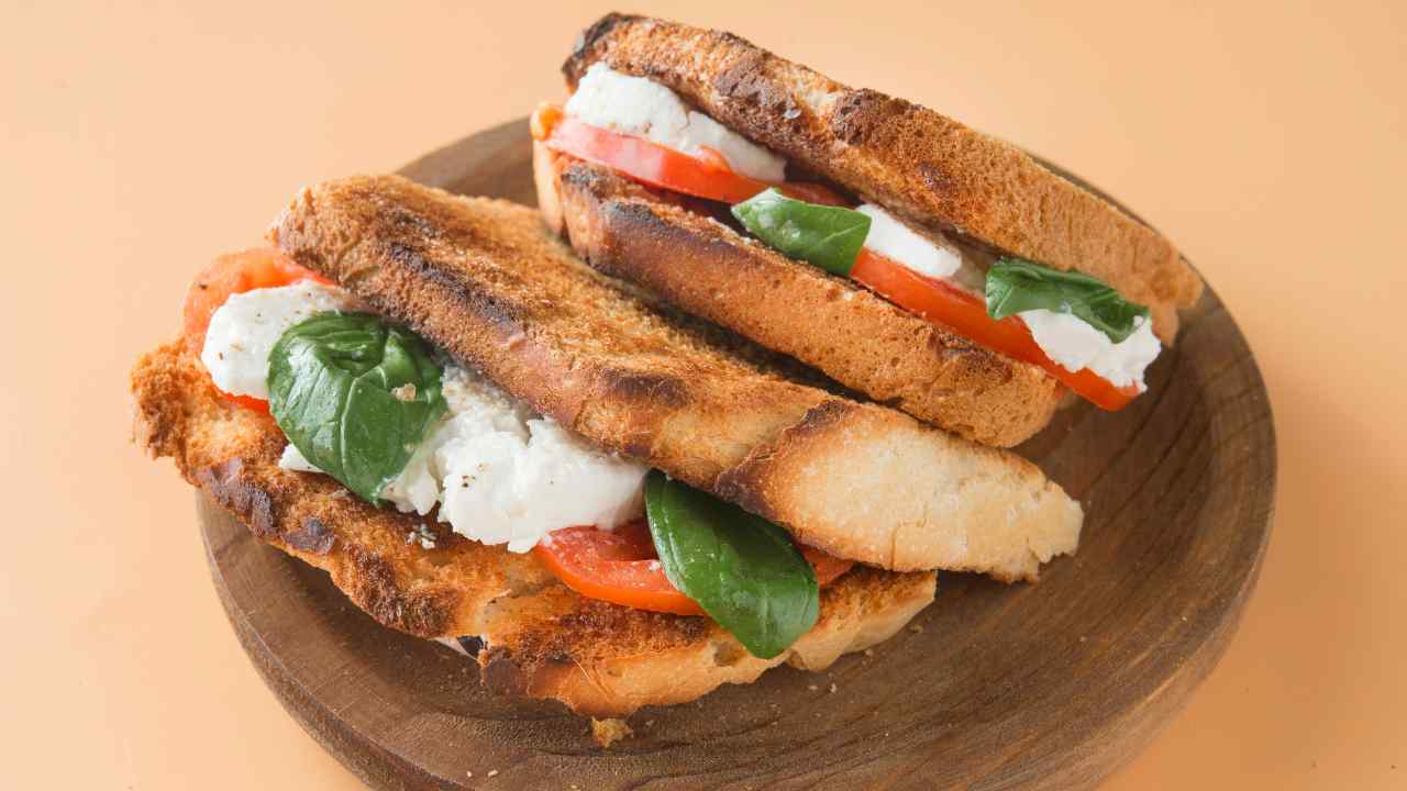 Pane tostato alla caprese - Ricettasprint.it
