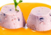 Panna cotta con mirtilli e fragole