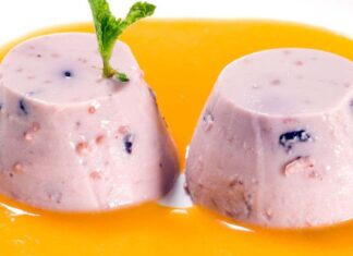 Panna cotta con mirtilli e fragole