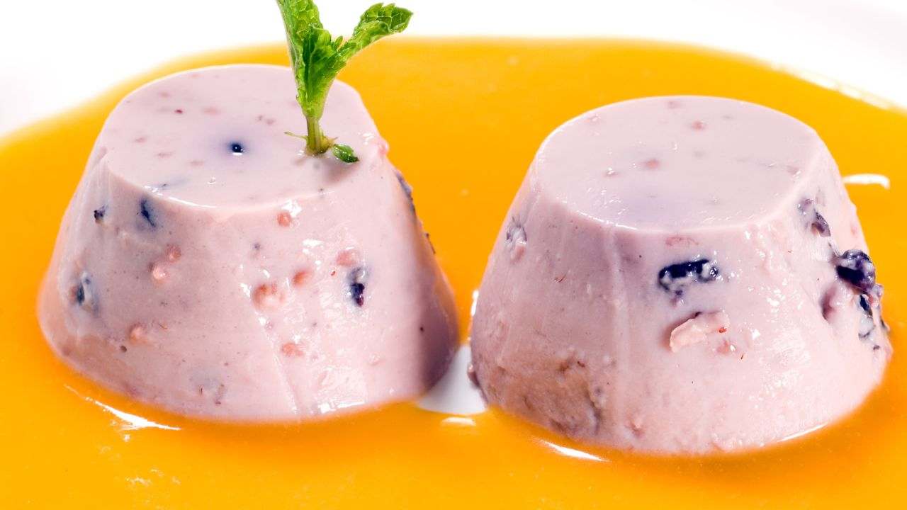 Panna cotta con mirtilli e fragole