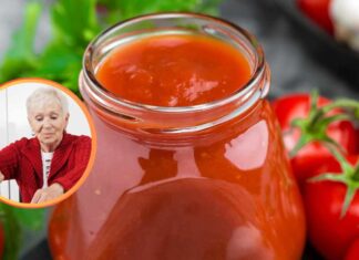 Una bottiglia di passata di pomodoro