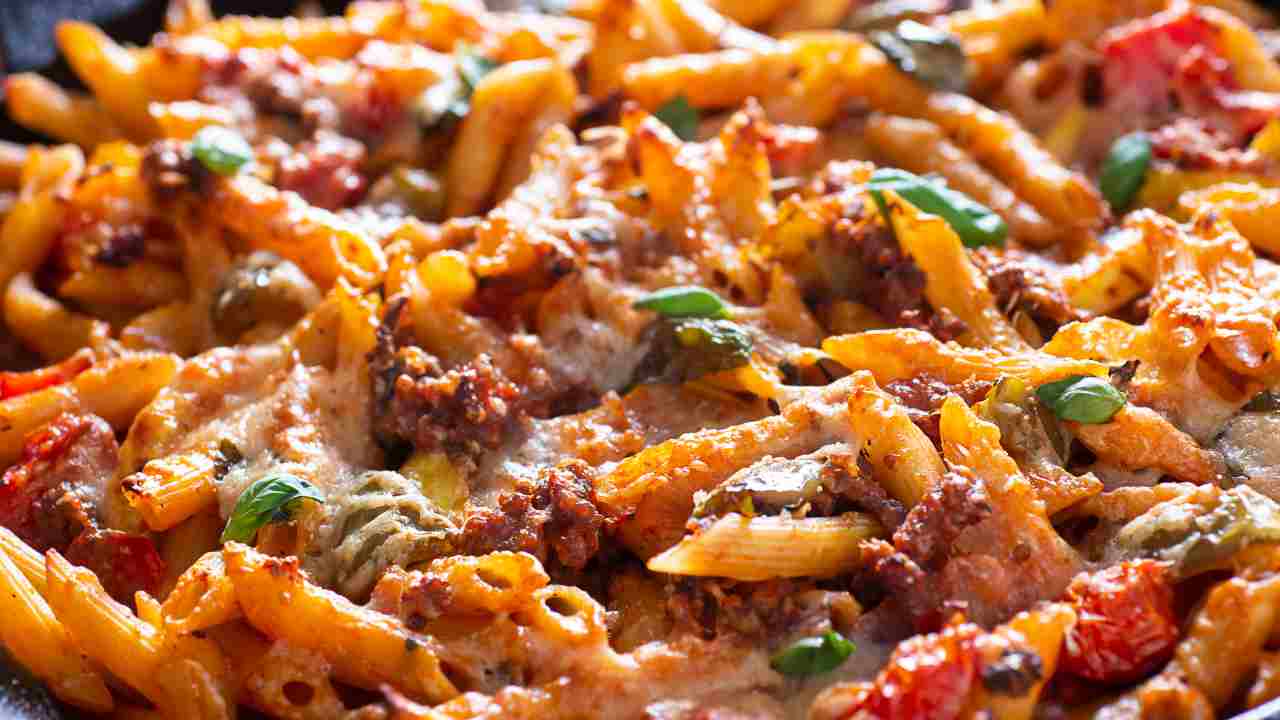Pasta al forno con salsicce e melanzane - Ricettasprint.it