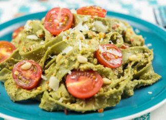 Pasta con crema di basilico e pomodorini