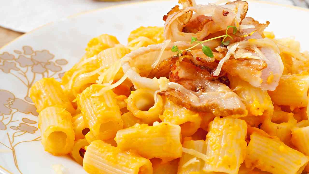 Pasta con crema di zucca e guanciale 08092025 ricettasprint.it