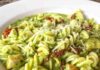 Pasta con il pesto e i salumi