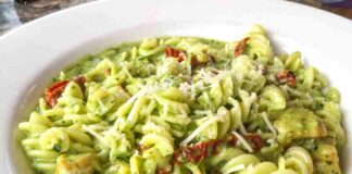 Pasta con il pesto e i salumi