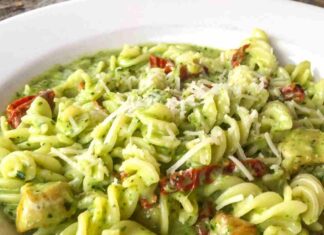 Pasta con il pesto e i salumi