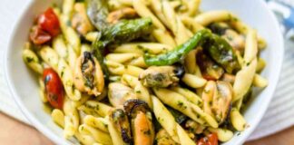 Pasta con peperoncini verdi e cozze