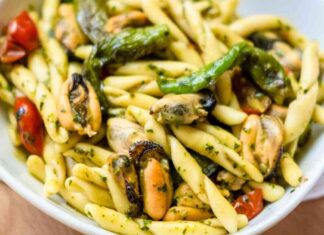 Pasta con peperoncini verdi e cozze